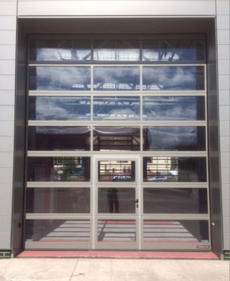 Windbestendigheid Aluminium sectionaaldeuren Moderne sectionele garagedeur met volledig zicht Glad geïsoleerd glas