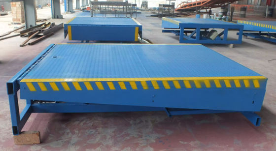Aanpasbare elektrische/hydraulische ladingdock leveler 10 000-20 000 lbs capaciteit Poeder gecoat/gegalvaniseerd afwerking