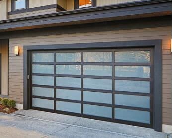 Windbestendigheid Aluminium sectionaaldeuren Moderne sectionele garagedeur met volledig zicht Glad geïsoleerd glas