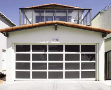 Glas transparant Aluminium Sectionaaldeur Aangepaste Hoogte Windweerstand Klasse 3 Voor Brandweerkazerne
