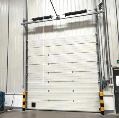 Verticale opheffingshangers voor industriële magazijnen Sectieve bovendeur 50 mm-80 mm Dikte Geïsoleerde sectieve garagedeur