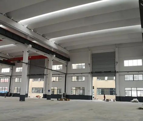 Verticale opheffingshangers voor industriële magazijnen Sectieve bovendeur 50 mm-80 mm Dikte Geïsoleerde sectieve garagedeur