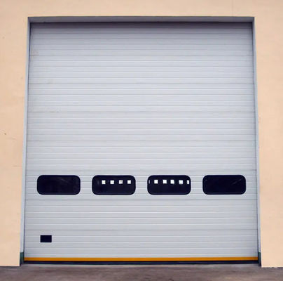 Windbestendige witte schuim gevulde overhead sectioneel garagedeur automatische / handmatige bediening Veiligheidsrand fotocel