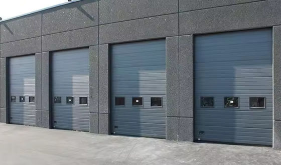 Stalen geïsoleerde sectiedeuren met polyurethaan schuim isolatie voor garage mooie stijl beveiliging