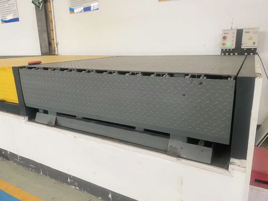 Aanpasbare poedergecoate automatische dock levelers 10t 12t 15t Grote lading hoogte verstelbaar Vaste