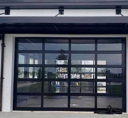 Moderne aluminium glazen sectieaansluiting voor garagedeuren met een strak sectieaansluiting