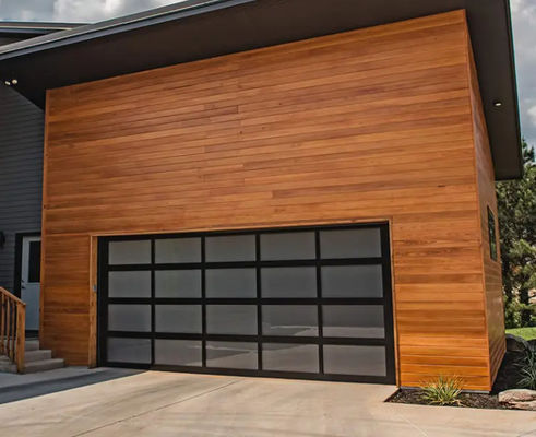 Moderne aluminium glazen sectieaansluiting voor garagedeuren met een strak sectieaansluiting