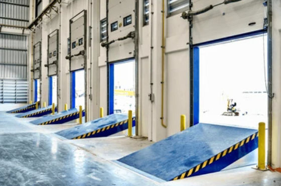 Veilig ontwerp 25000-40000 LBS Hydraulische Dock Leveler met behulp van geautomatiseerde technologie