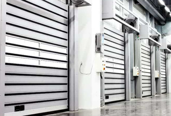 Gepersonaliseerde Power Coated 50-80mm Polyurethane Foam Geïsoleerde sectioneel garagedeuren