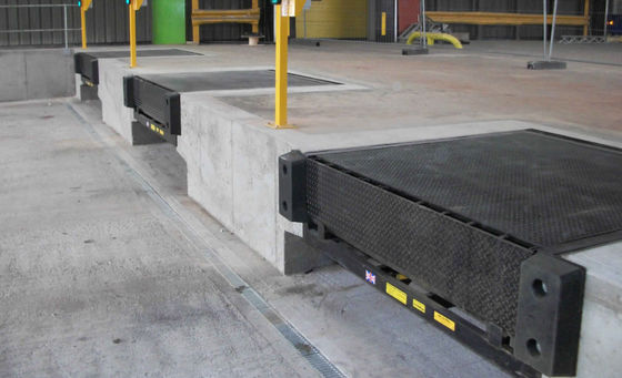 Elektrische ladingdock leveler met verbeterde veiligheidskenmerken 8ton 10ton container stationary boarding bridge