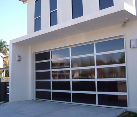 Uitstekende isolatie Waterdichtheid Klasse 3 Doorzichtig glas Garagedeur Moderne ontwerpstijl