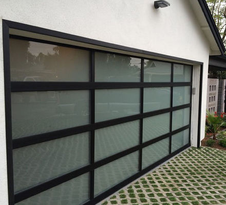 Handmatige of automatische waterdichtheid Klasse 3 Doorzichtig glazen doorsnede garagedeur met uitstekende isolatie