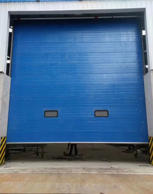 Industriële sectiedeuren van brandweerkazerne met automatisch gevormd ontwerp en poederbedekte hoofd Automatische garagedeuren afwerking