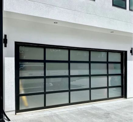 Automatische elektrische rollende buitenruimte Veiligheid Hoog waterdichtheid Klasse 3 Doorzichtige garagedeur Glas sectiedeur Garagedeur