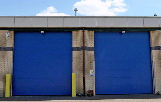 Commerciële overheaddeuren Automatisch gevormd staal Geïsoleerd Verticaal Lifting Schuifdeuren In Wit