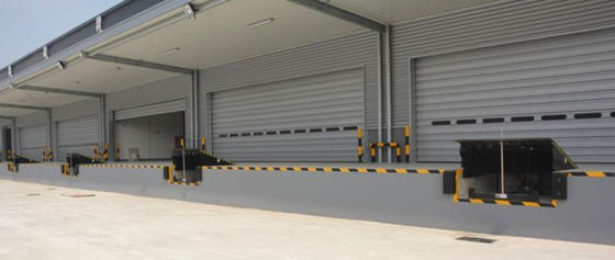Gegalvaniseerde afwerking Op maat gemaakt magazijn werkplaats Automatische dockplaat Dock deur levelers Met hydraulische energiebron