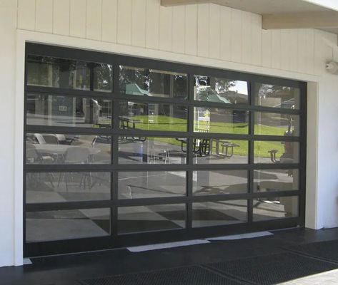 Hoge veiligheid Opening Type Handmatig of Automatisch Waterdichtheid Klasse 3 Transparante glazen doorsnede Garagedeur Moderne aangepaste intelligente werking Garagedeur