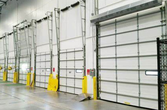 Stalen automatische roldeur 50 mm-80 mm dikte geïsoleerde sectioneel garagedeur commercieel met platte of gecontouriseerde paneelontwerp