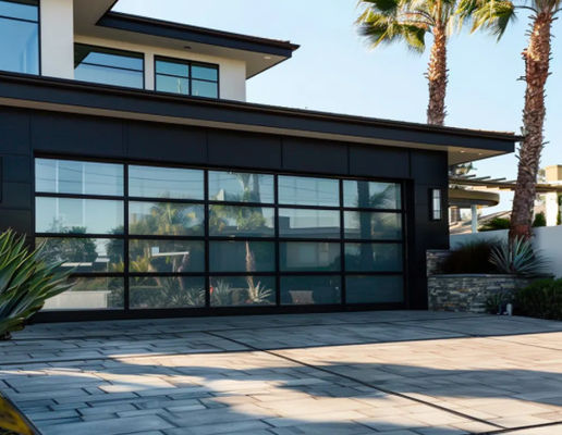 Moderne ontwerp stijl Waterdichtheid Klasse 3 Transparante glazen doorsnede Garagedeur met geluidsisolatie