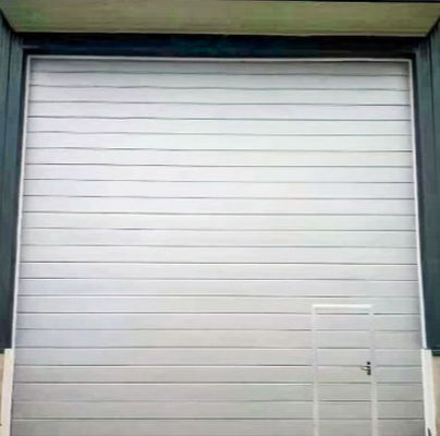 50 mm-80 mm Dikte Geïsoleerde sectioneel garagedeur Commerciële optionele ventilatie Poeder gecoate afwerking