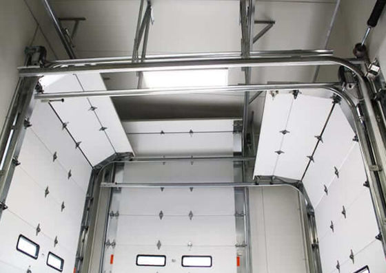 Commerciële overhoofde deur 50 mm-80 mm dikte geïsoleerde garagedeur met bruine sloten