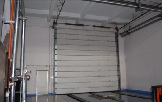 Automatische gevormde industriële sectiedeuren voor brandweerkazerne met noodopening en op maat gemaakte ontwerp