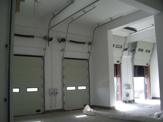 Automatische gevormde industriële sectiedeuren voor brandweerkazerne met noodopening en op maat gemaakte ontwerp