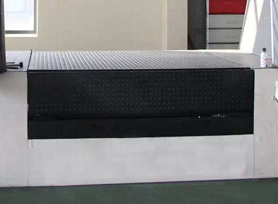 Safe Design Dock Door Levelers Met Foot Pedal Control En Powder Coated Finish 25000-40000 LBS Capaciteit