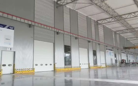 Brandweerkazerne Automatische Zware Industriële Overhead Hefdeur | PU Paneel Sektionale Overhead Deuren met Weerbestendig Ontwerp en Industriële Sektionale Deuren