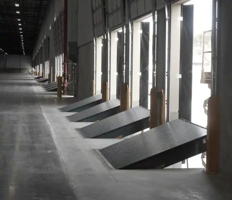 Verstelbare hydraulische opslagruimte Handheld afstandsbediende dockdeur levelers Workshop Automatische dockplaat dockdeur levelers voor logistiek centrum