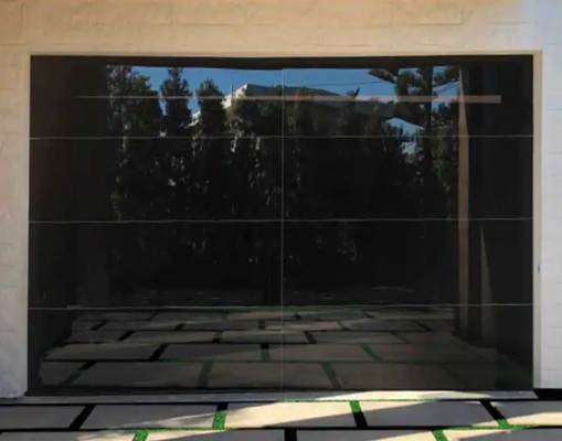 China Leverancier Aluminium Helder Volledig Zicht Aangepaste Waterdichtheid Klasse 3 Transparante Glazen Sectionale Garagedeur Handmatige of Automatische Openings Type Bruin