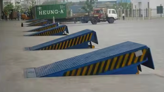 Dock Door Levelers Workshop Automatische dockplaat met veiligheidsbalken Efficiënt 8T zwaar-sterk staal laadplatform voor magazijnen