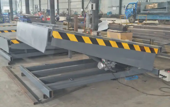 Handheld afstandsbediening Goedkope logistieke lift tafel Vaste hydraulische container Dock deur levelers Workshop Automatische ramp elektrische leveler