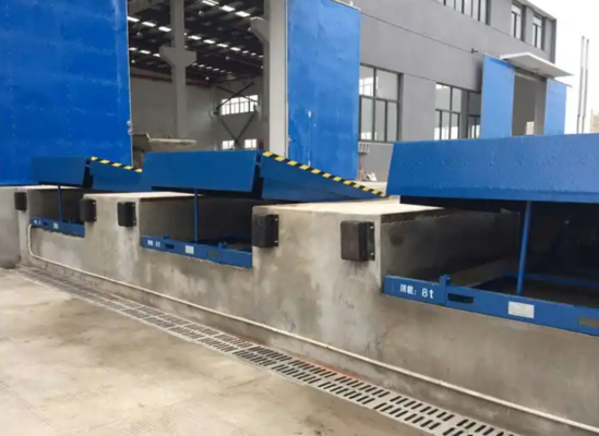 Handheld afstandsbediening Goedkope logistieke lift tafel Vaste hydraulische container Dock deur levelers Workshop Automatische ramp elektrische leveler
