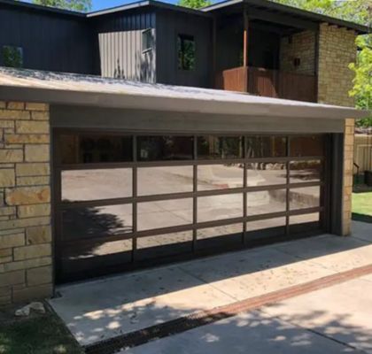 Waterdichtheidsklasse 3 Transparant Glas Uitstekende Windweerstand Industriële Overhead Stevige Sektionale Garagedeur met Handmatige of Automatische Bediening