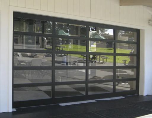 Moderne zwarte elegante aluminium frame gehard glas transparante sectieaansluiting Garagedeur handmatig of automatisch openen sectieaansluiting