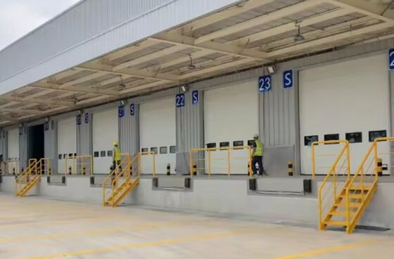 8T /10T Capaciteit Hydraulische Tonnen Magazijn Aanpasbaar Platform Afmeting Werkplaats Automatische Laadklep Dock Deur Niveleurs 25000-40000LBS Veilig Ontwerp