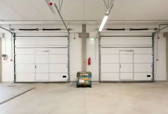 China Automatische Magazijnfabriek Exterieur Sectionaal Overhead Deuren Op Maat Gemaakte Stalen Commerciële Brandweerkazerne Industriële Deuren