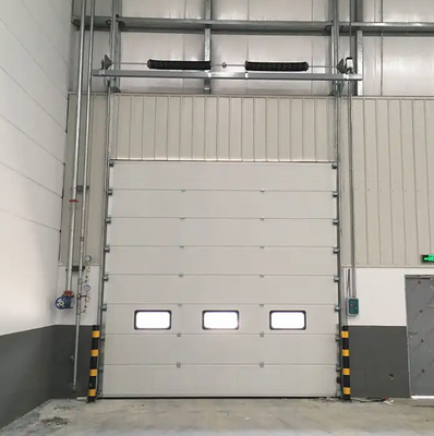 Witte weerbestendige sandwich polyurethaan houten garagedeur sectie isolatiepanelen overheaddeuren brandweerkazerne stalen deuren automatisch gevormd