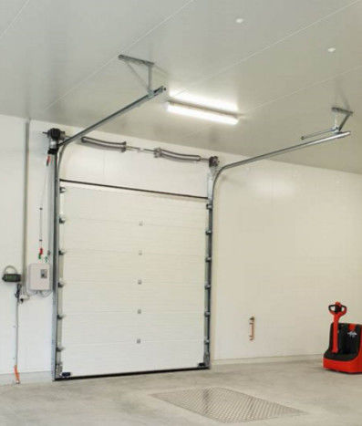 Brandweerkazerne geïsoleerde overhead sectionaaldeur met poedercoating IP 54 beschermingsklasse