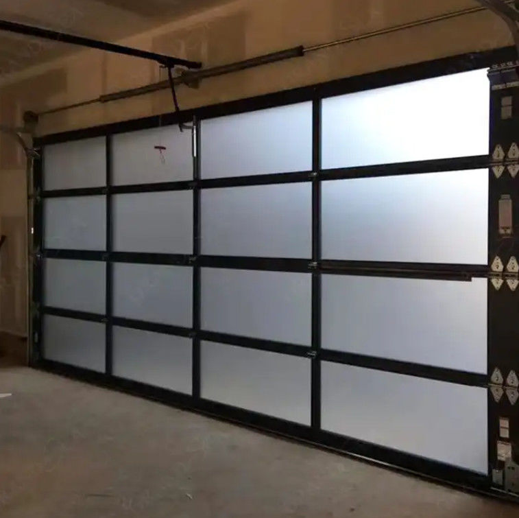 Moderne witte aluminium sectiedeur met veiligheid Dubbelglas Moderne bovenkant sectiepaneel doorzichtig glas
