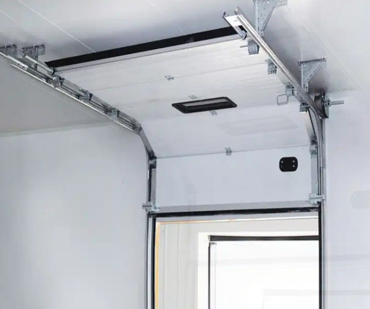 Windbestendige witte schuim gevulde overhead sectioneel garagedeur automatische / handmatige bediening Veiligheidsrand fotocel