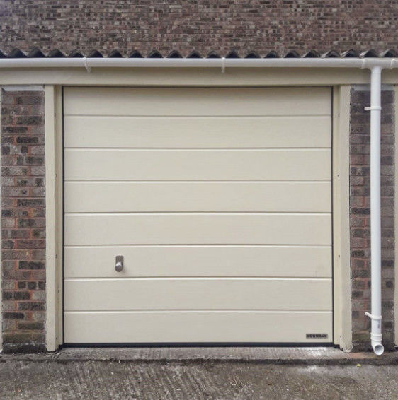 Brandweerkazerne industriële sectiedeuren in witte kleur en automatisch gevormd ontwerp Fabriek directe verkoop