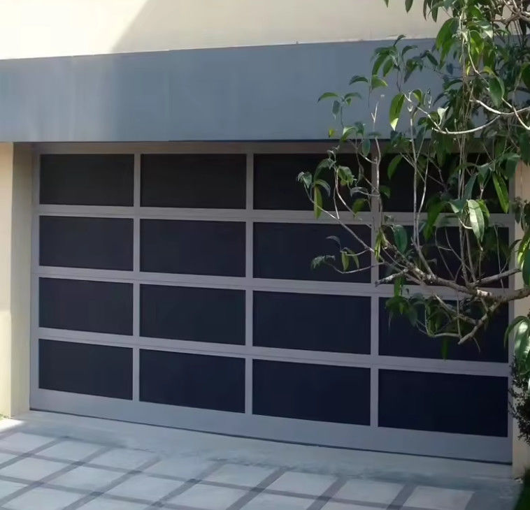 Elegante aluminium garage deuren met verbeterde beveiliging en geluidsreductie Windproof Hard Warehouse