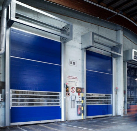 Geïsoleerde weerbestendige poederbedekte stalen overhead sectiedeuren verticale lift industriële deur