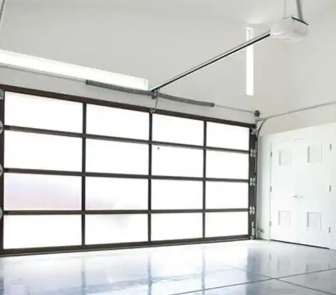 Uitstekende isolatie Waterdichtheid Klasse 3 Doorzichtig glas Garagedeur Moderne ontwerpstijl
