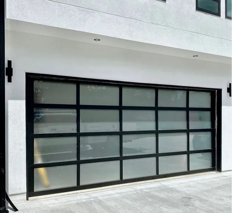 Automatische elektrische rollende buitenruimte Veiligheid Hoog waterdichtheid Klasse 3 Doorzichtige garagedeur Glas sectiedeur Garagedeur