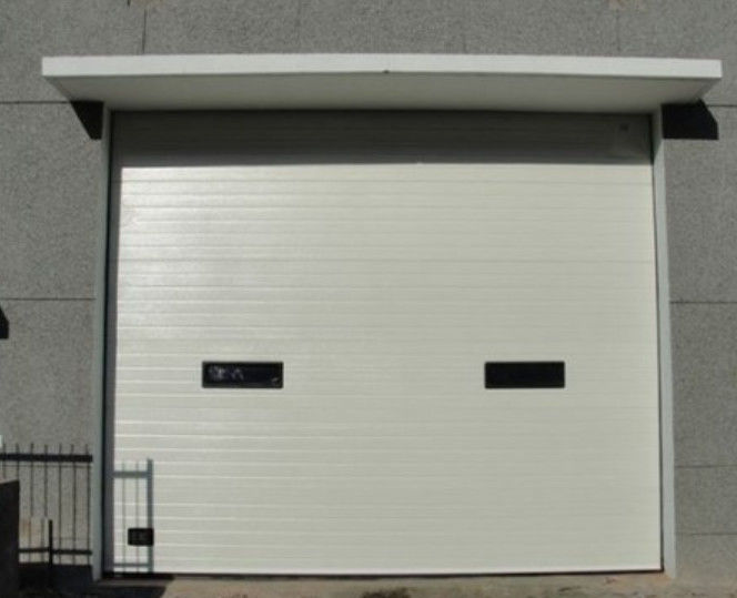 Platte of gecontouriseerd paneel ontwerp geïsoleerde sectioneel garagedeur commercieel voor winkelcentrum 50 mm-80 mm dikte industriële verticale liftdeur