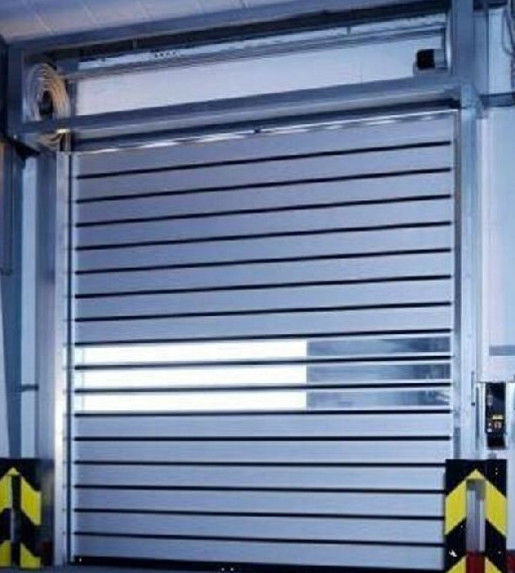 Stalen automatische roldeur 50 mm-80 mm dikte geïsoleerde sectioneel garagedeur commercieel met platte of gecontouriseerde paneelontwerp