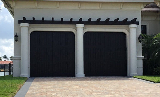 50 mm-80 mm Dikte Geïsoleerde sectioneel garagedeur Commerciële optionele ventilatie Poeder gecoate afwerking